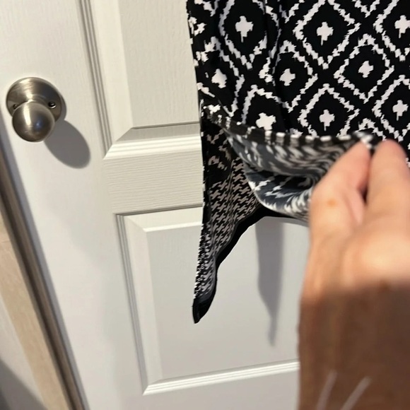 Chic Black and White Geometric Maxi Skirt - Picture 3 of 3